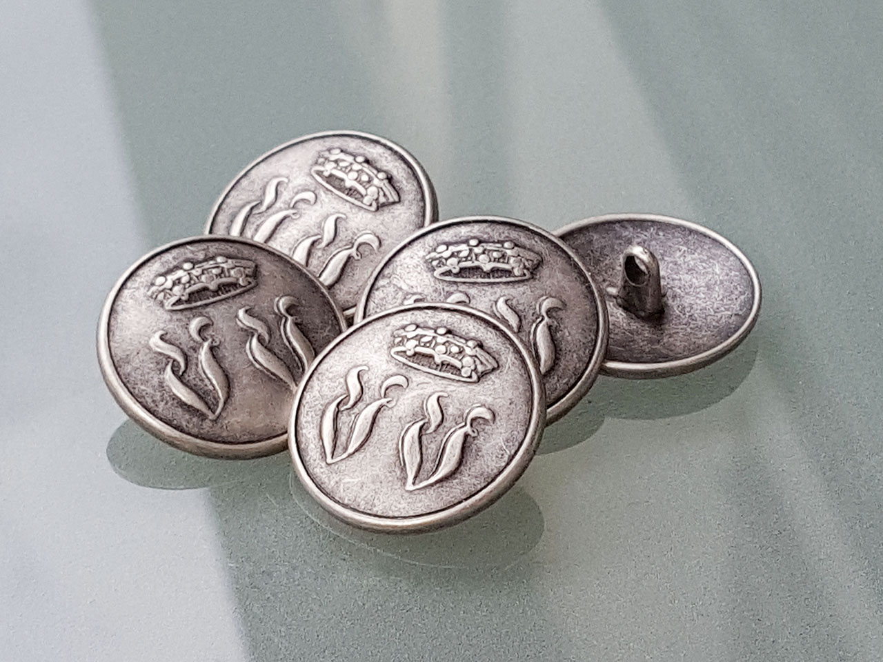 Metallknopf mit Krone und Initialien, altsilberfarben