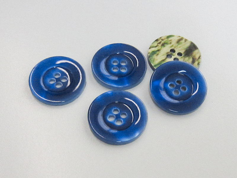www.knopfparadies.de - 3483bl - Blau schimmernde Kunststoffknöpfe mit vier Löchern