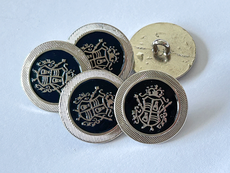Metallknopf in Silber und Schwarz mit Wappenmotiv – Ösenknopf