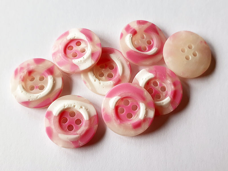 Lustige rosa-beige-weiße Kunststoffknöpfe, jeder ein Unikat