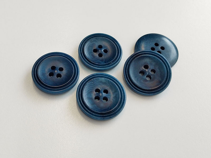 www.knopfparadies.de - 3489bl - Blau bis dunkelblau eingefärbte Steinnussknöpfe