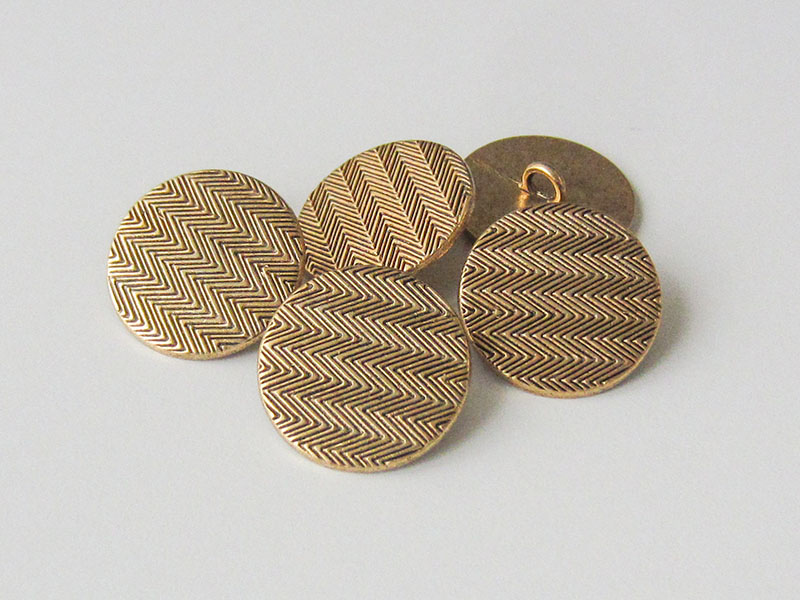 www.Knopfparadies.de - 3974ag - Tolle altgoldfarbene Ösenknöpfe aus Metall mit geometrischem Muster