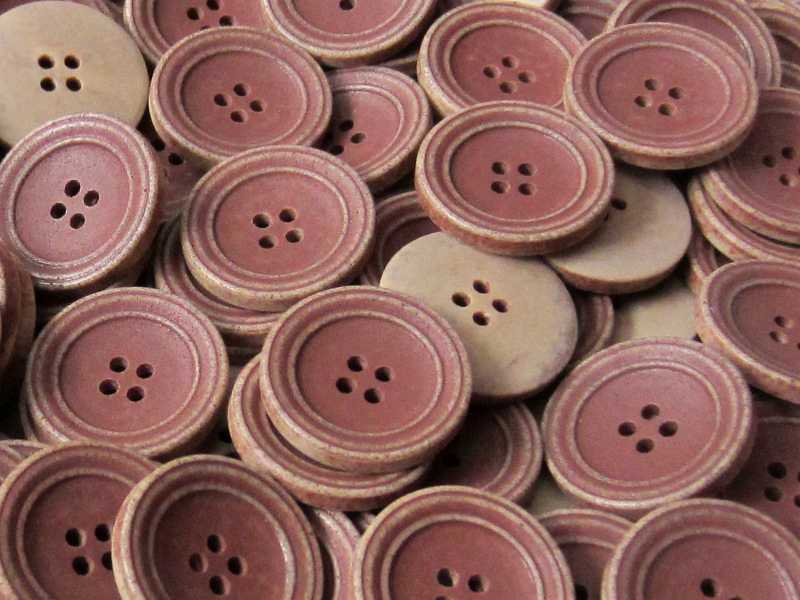 Tellerförmiger rotbrauner Kunststoff Knopf