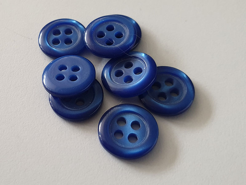 www.knopfparadies.de - v00237bl - Packung mit 15 blauen Hemdenknöpfen, perlmuttartig schimmernd