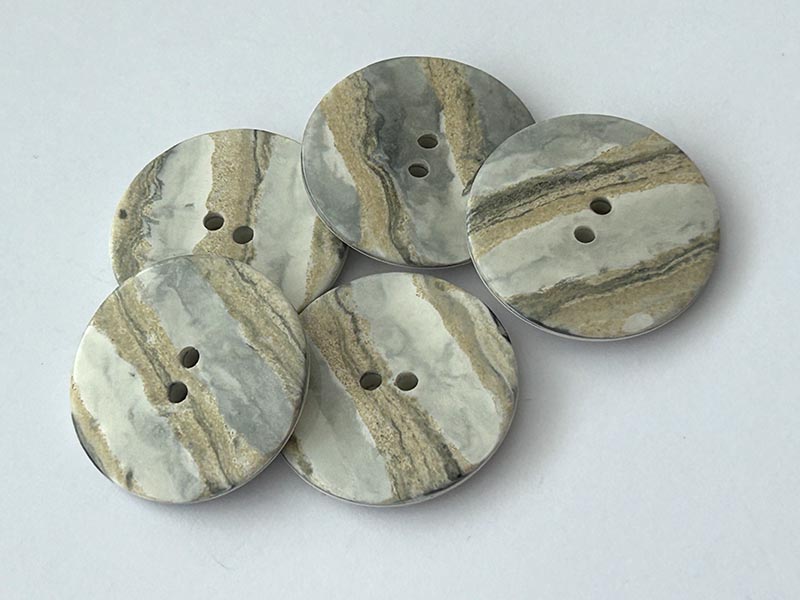Großer marmorierter Knopf in Natursteinoptik