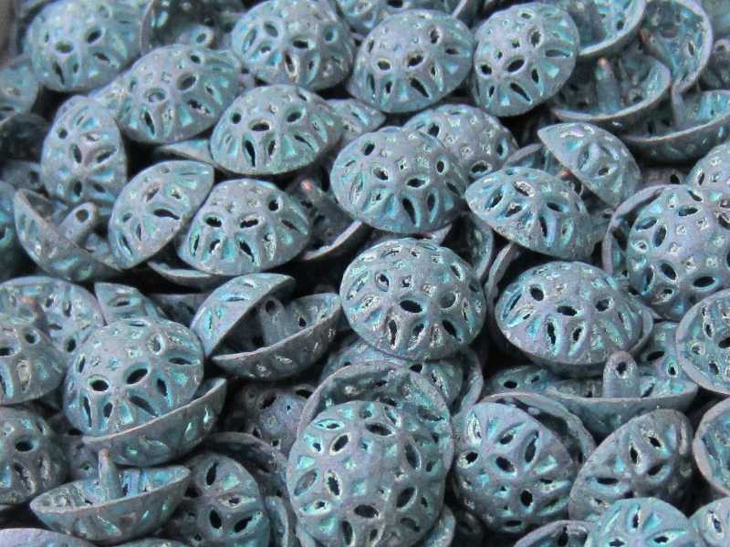Besonderer grün patinierter Metall Knopf mit Durchbruch