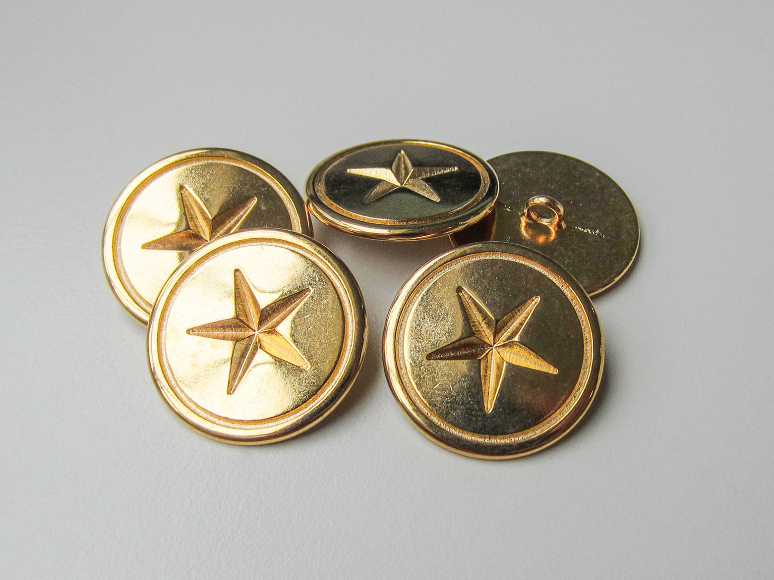 Klassischer goldfarb. Metall Knopf mit Relief Stern