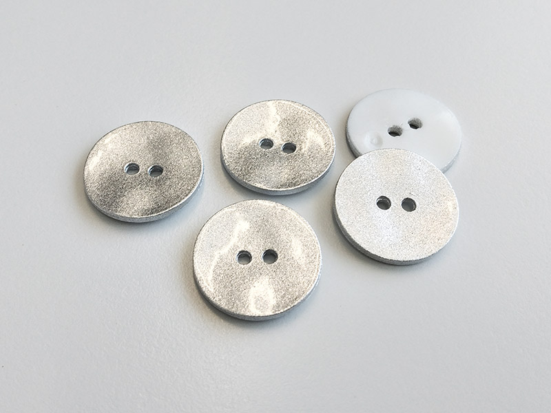 www.knopfparadies.de - 4612si - Silber glitzernde Kunststoffknöpfe mit zwei Löchern