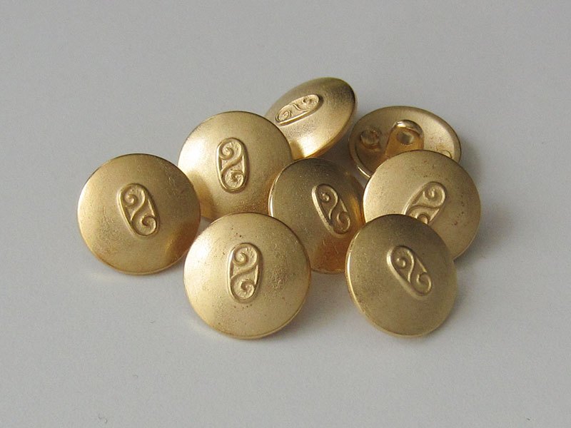 www.Knopfparadies.de - 0790go - Älter wirkende matt goldfarbene Metallknöpfe mit Doppel Spirale