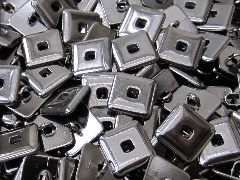 Quadratischer Metall Knopf mit Durchbruch