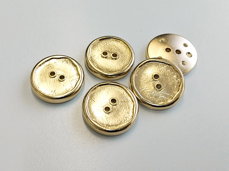 www.knopfparadies.de - 4508go - Glänzend goldfarbene Kunststoffknöpfe mit zwei Löchern