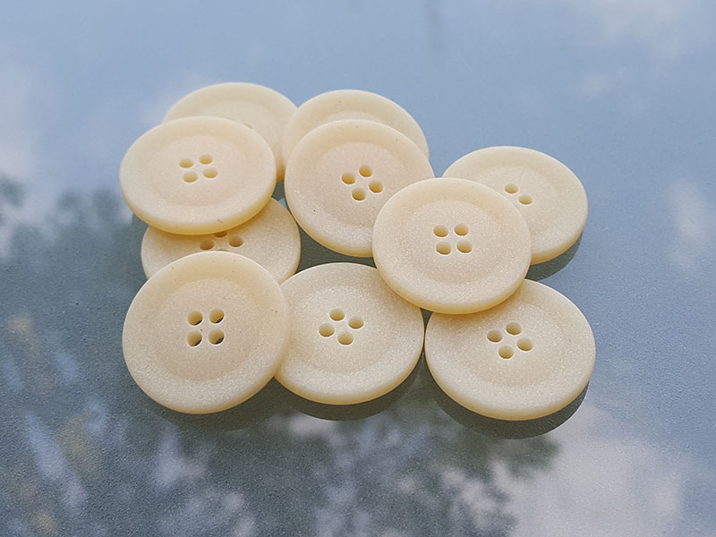 Günstiger beige melierter Vierloch Kunststoff Knopf