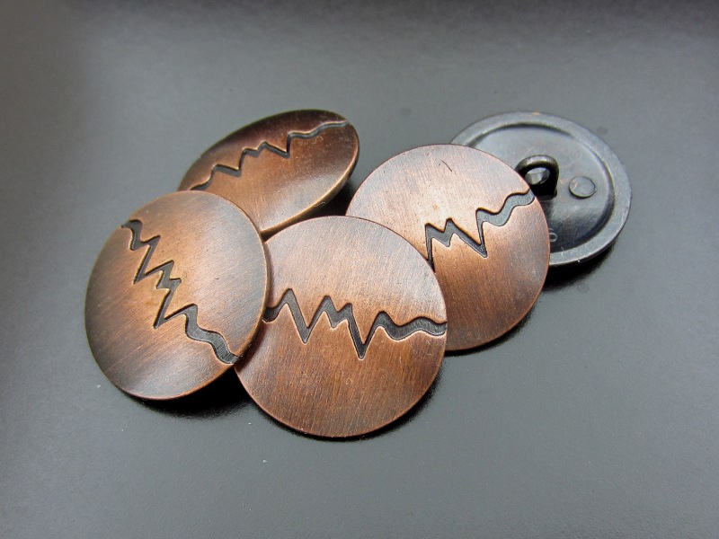 Altkupferfarbener Metallknopf mit
