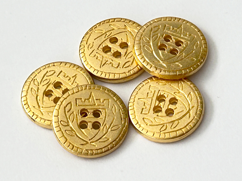 Wendbarer Metallknopf in mattem Gold