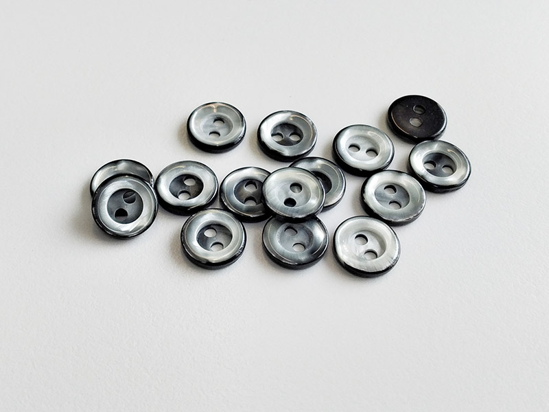 www.knopfparadies.de - 6367gr - Kleine grau schimmernde Kunststoffknöpfe