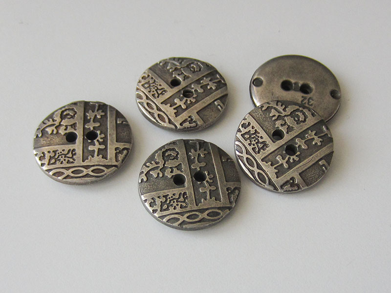 www.Knopfparadies.de - 5172as - Silberfarbene Zweiloch Kunststoffknöpfe mit Ornament Muster