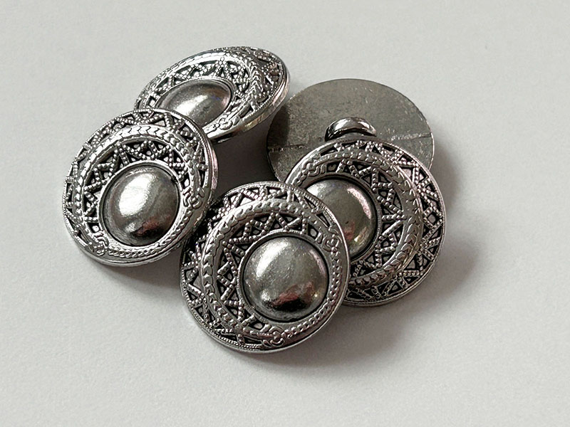 www.knopfparadies.de  – 2048as – altsilberne Metallknöpfe mit feinem Muster und Öse