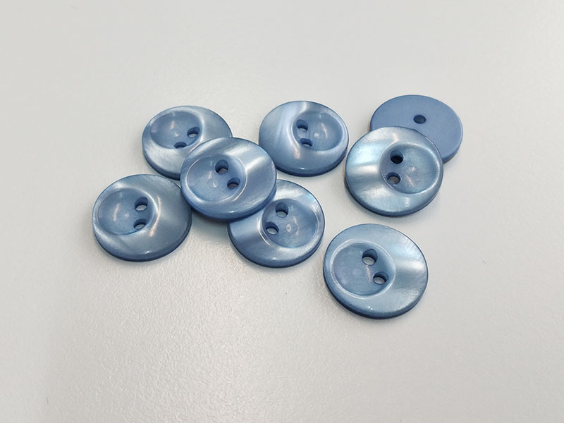 www.knopfparadies.de - 6556bl - Blau schimmernde Kunststoffknöpfe mit zwei Löchern