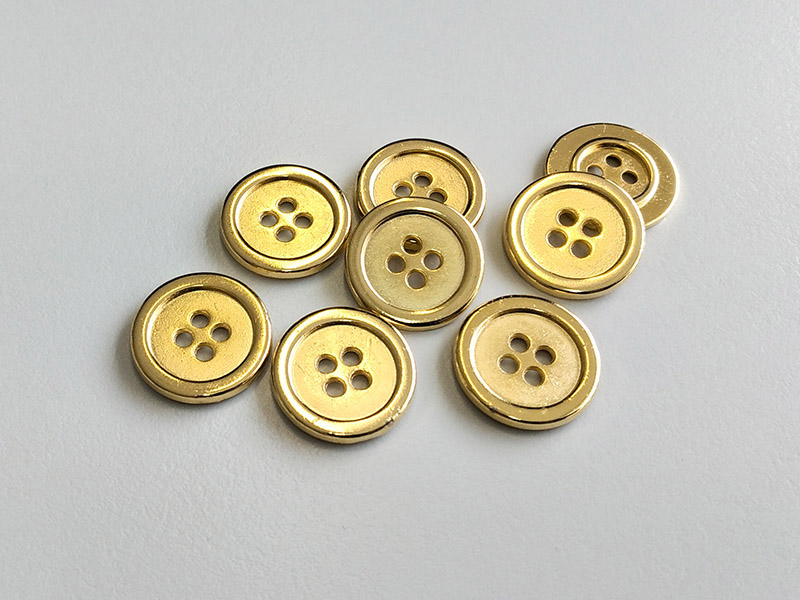 www.knopfparadies.de - 6391gg - Flache, glänzend goldfarbene Metallknöpfe mit vier Löchern