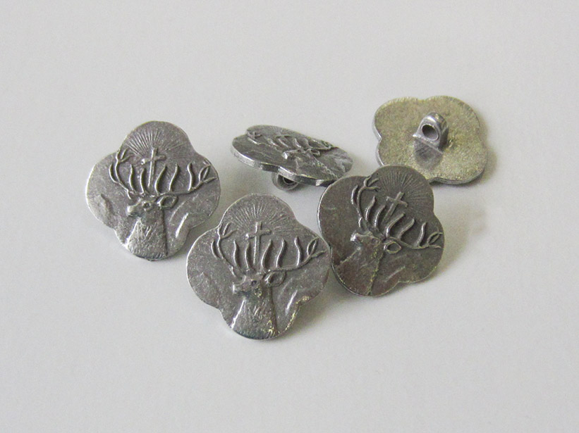 Edler silberfb. Metall Ösen Knopf mit Hubertus Hirsch