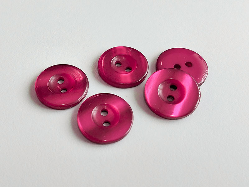 www.knopfparadies.de - 6030wr - Dunkel pink schimmernde Zweilochknöpfe aus Kunststoff