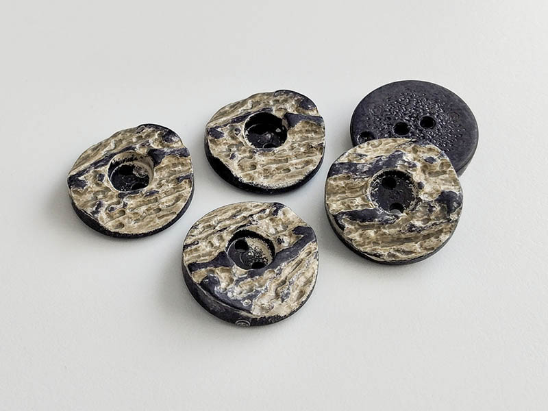 www.knopfparadies.de - 0203bb - Dunkle Trachtenknöpfe aus Kunststoff mit zwei Löchern