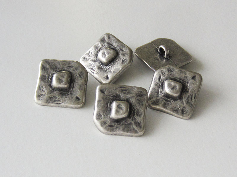 www.Knopfparadies.de - 5731as - Alt wirkende quadratische Metallknöpfe in Altsilber