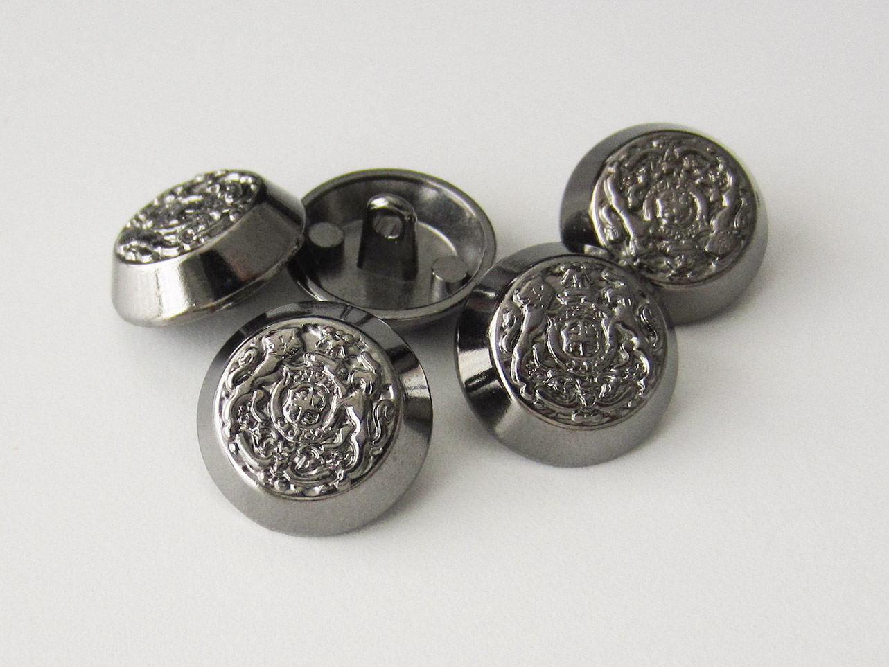 Glänzend chromfarbener Metall Ösen Knopf mit Wappen