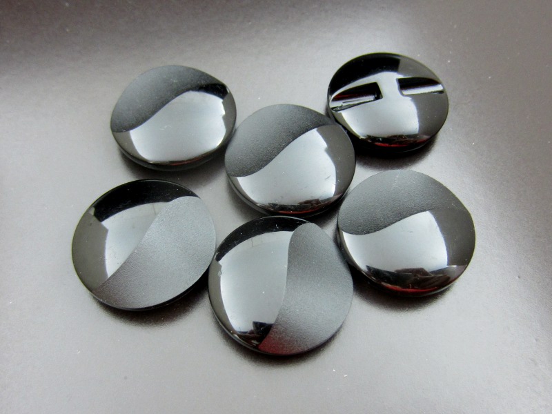 Schwarzer super dezenter Designerknopf