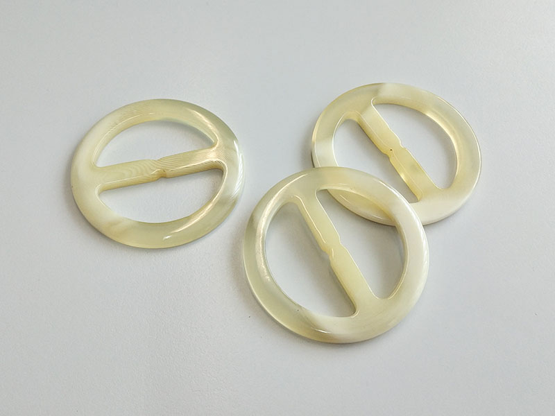 www.knopfparadies.de - 6830tw - Naturweiß-transparent gemaserte Gürtelschnallen