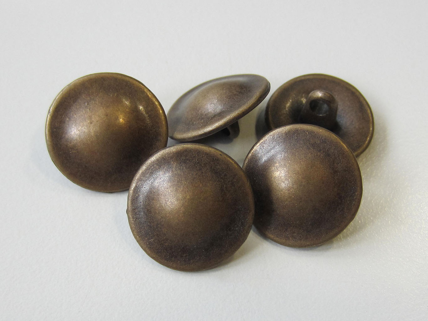 Kleiner altmessingfarb. Ösen Metall Knopf mit Buckel