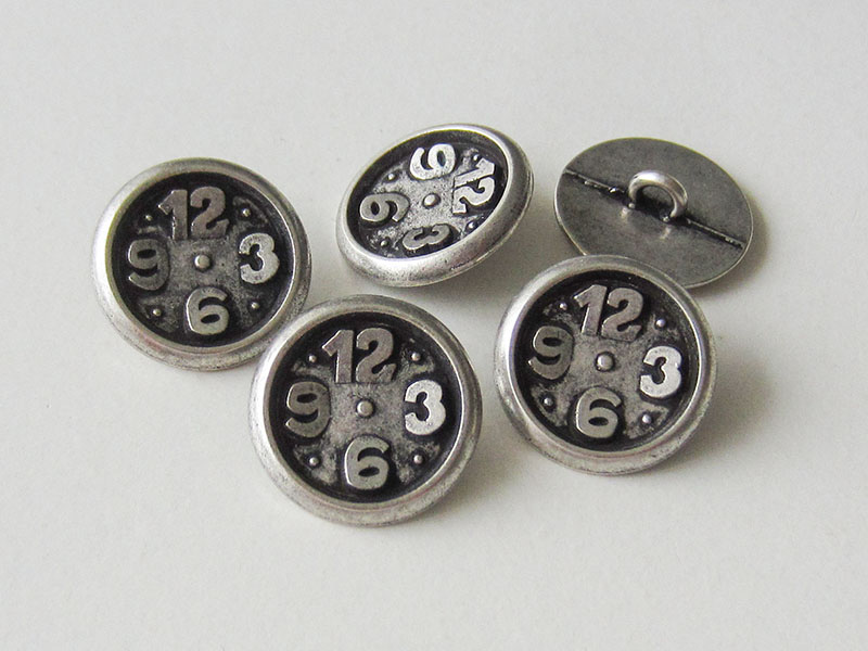 www.Knopfparadies.de - 0285as - Originelle Metallknöpfe in Altsilber mit Uhr Motiv