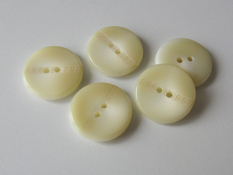 www.knopfparadies.de - 3027be - Beige weiß schattierte Kunststoffknöpfe in Tabletten Form mit Zierband