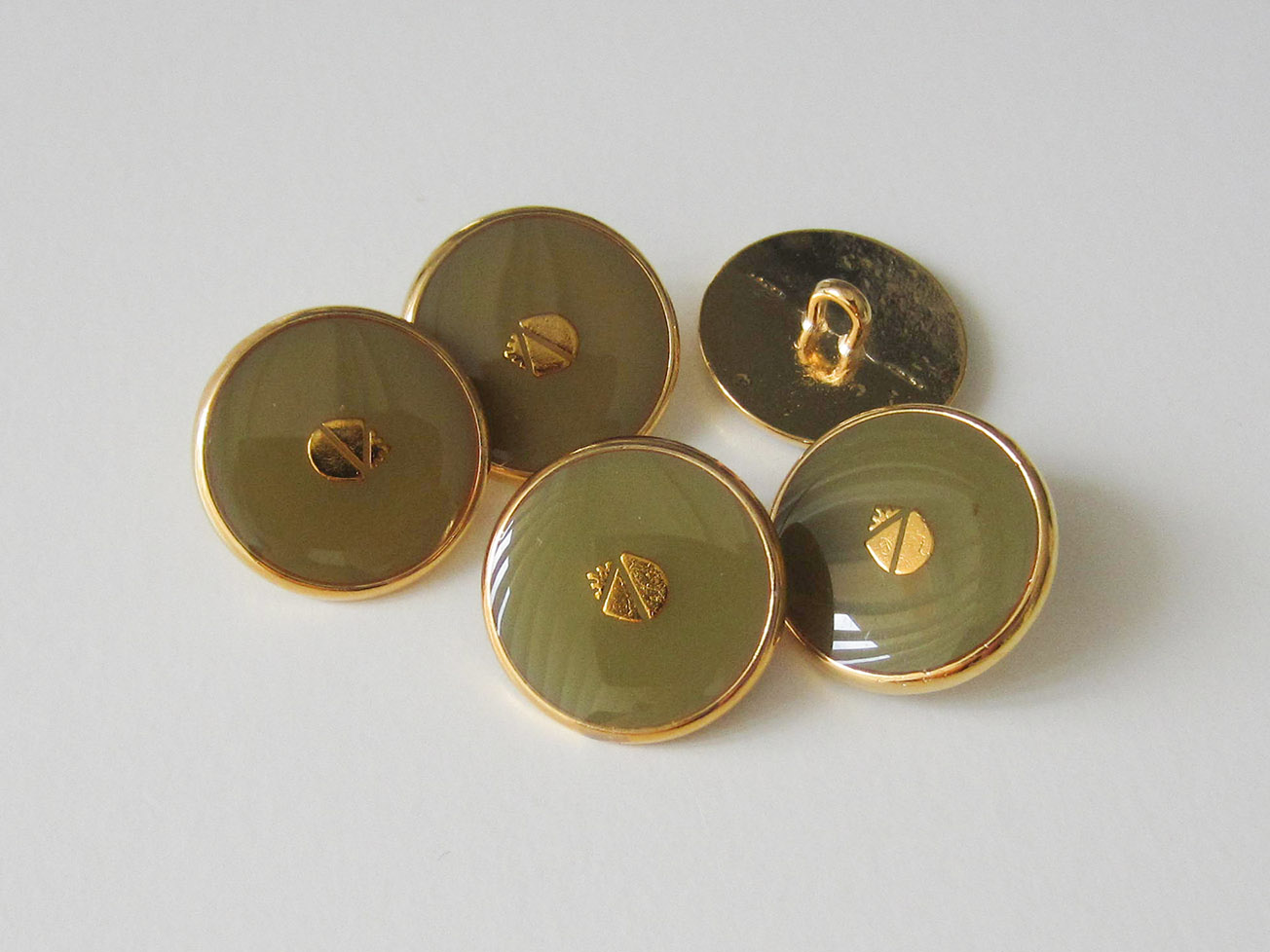 Metall Ösen Knopf mit Wappen in glänzend Hellgrün und Goldfarben