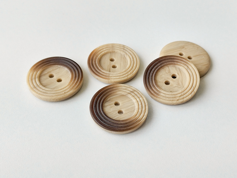 Braun gemaserter Knopf in Holz Optik mit Brand Effekt