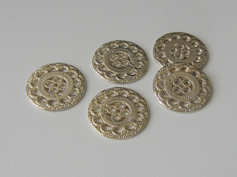 www.Knopfparadies.de - 5843bi - Hübsche Metallknöpfe mit Blumen Muster Durchbruch