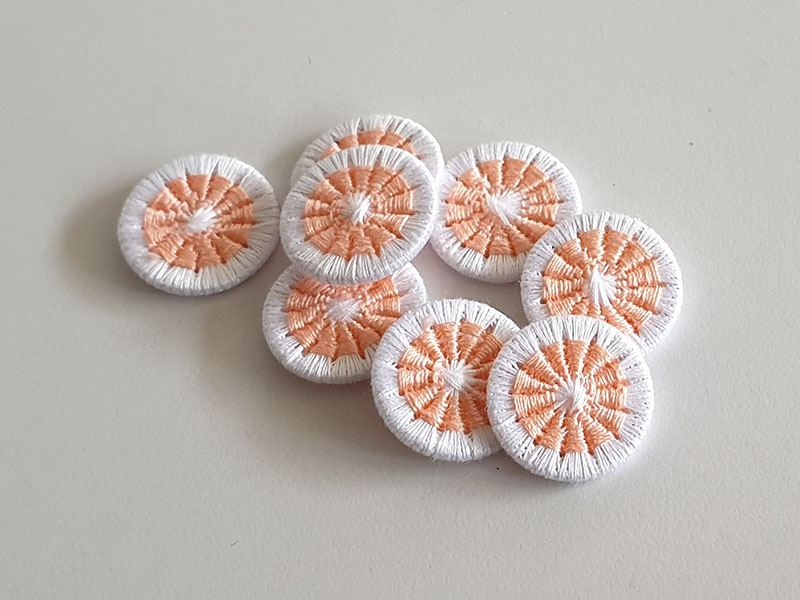 Lachs-weiße, sogenannte Zwirnknöpfe - ideal für Sommerblusen- und Kleider