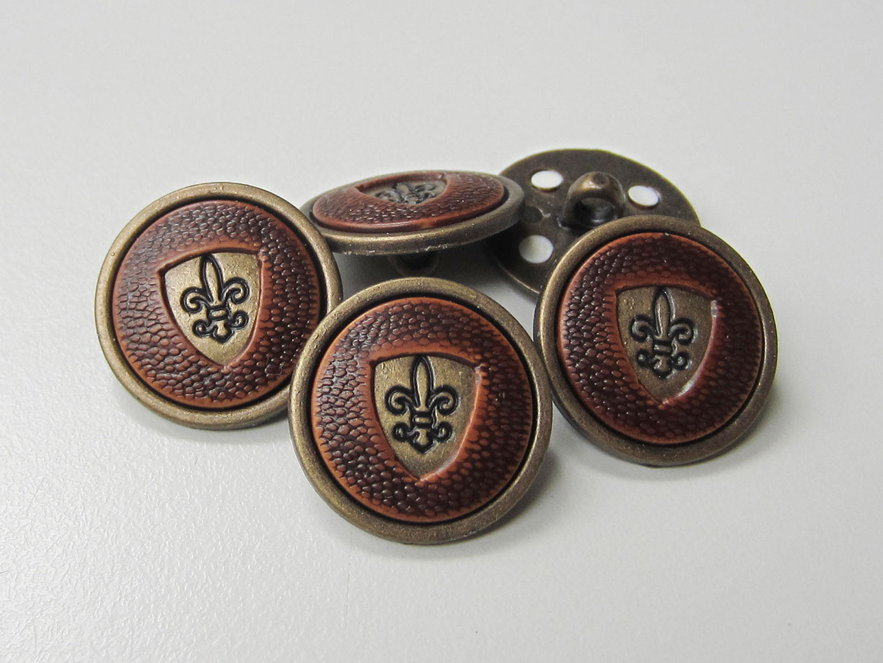 Rustikaler Metall Ösen Knopf mit Fleur de Lis / Lilie