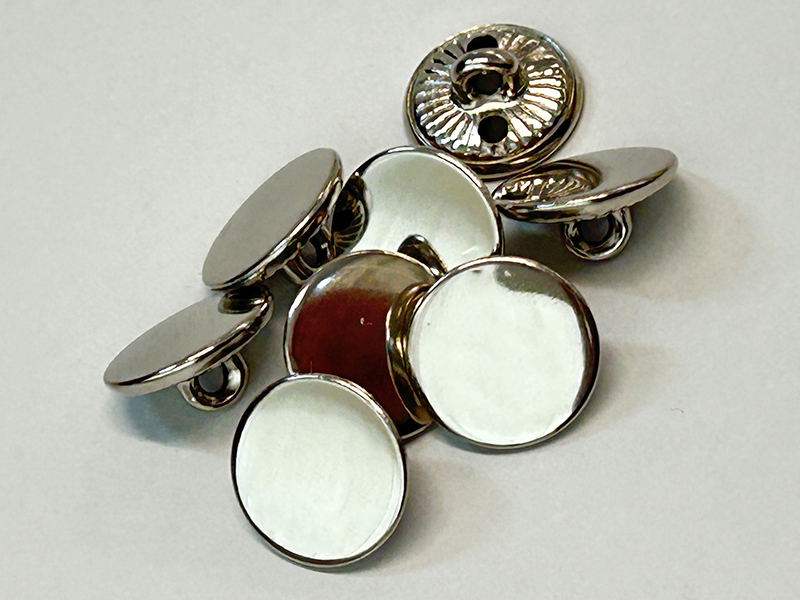 Flache silberfarbene Metallknöpfe mit glatter Oberfläche
