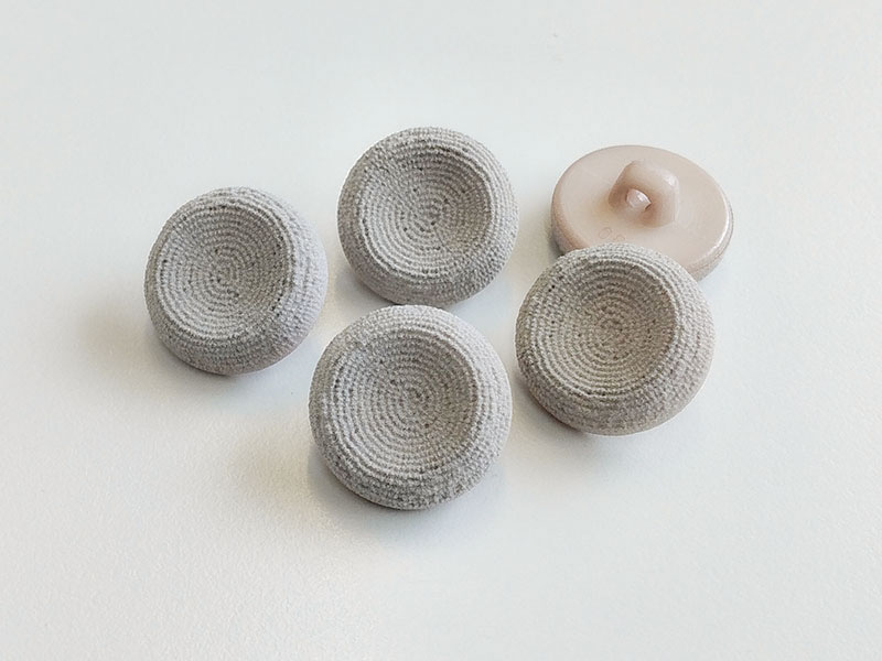 www.knopfparadies.de - 1699gr - Kunststoffknöpfe in grau bis beige, fast wie Posamenten