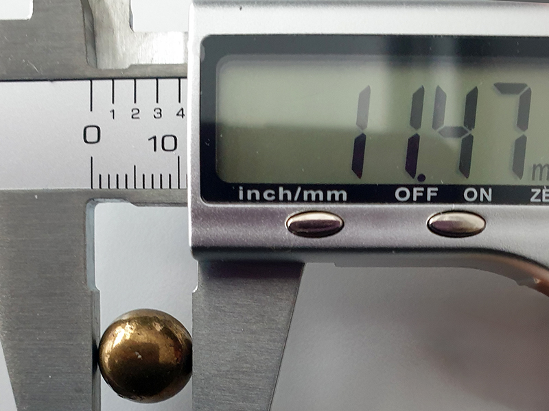 Metallknöpfe altmessingfarben, sehr stark gewölbt, mit Öse