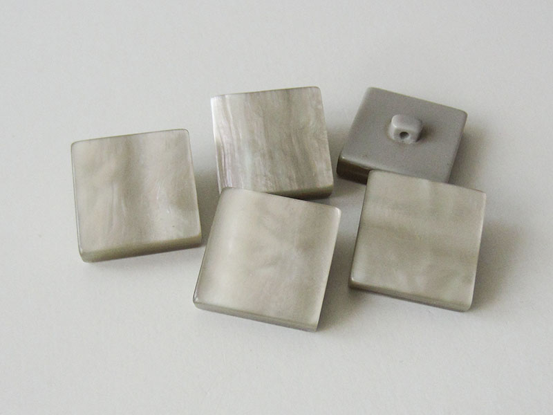 www.Knopfparadies.de - 0820gr - Perlmuttartig hellgraue Kunststoffknöpfe in quadratischer Form