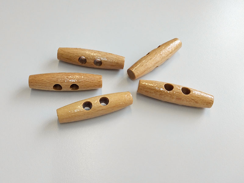 Klassische, helle Knebelknöpfe aus Holz