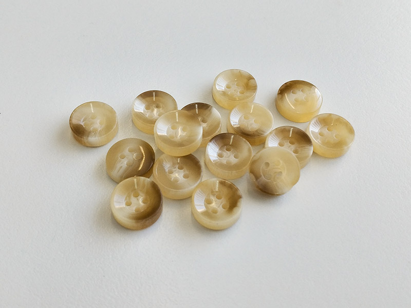 www.knopfparadies.de - 4629be - Hell beige gemaserte Kunststoffknöpfe mit vier Löchern