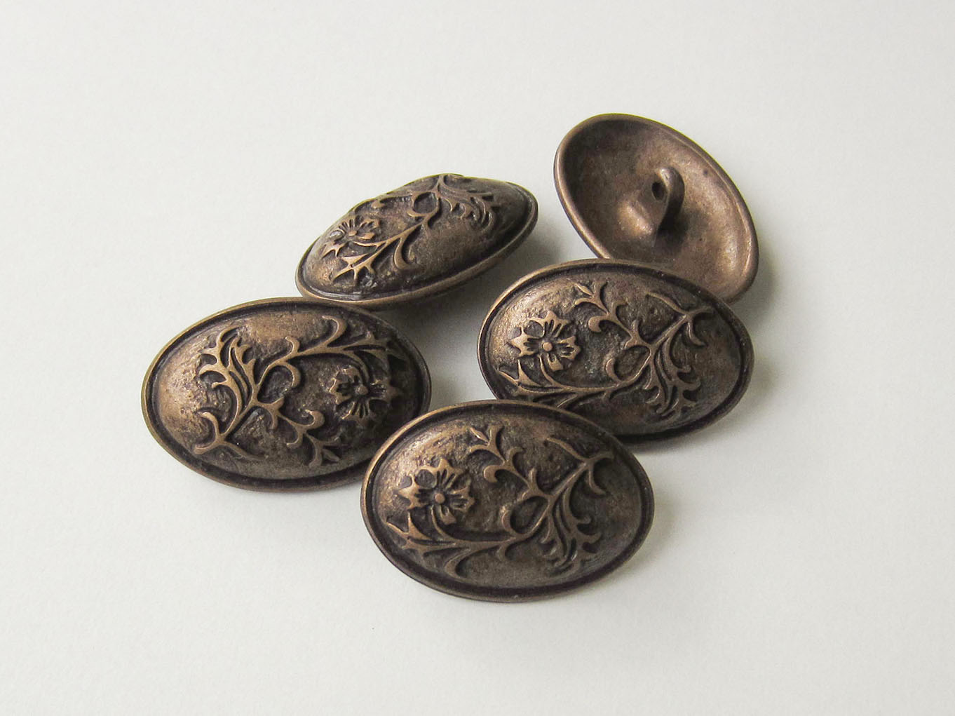 Edler ovaler Metall Ösen Knopf mit floralem Muster