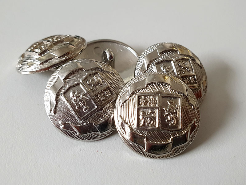 Opulente, stilvolle silberfarbene Wappenknöpfe aus Metall
