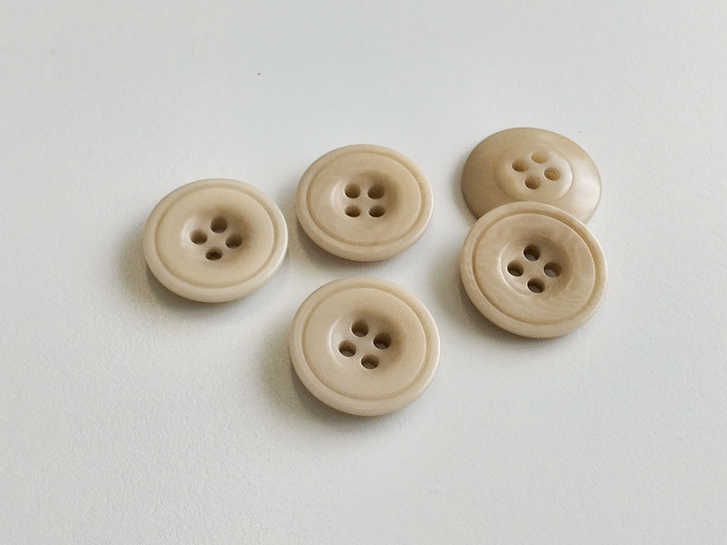 www.knopfparadies.de - 6034be - Beige Steinnussknöpfe mit vier Löchern