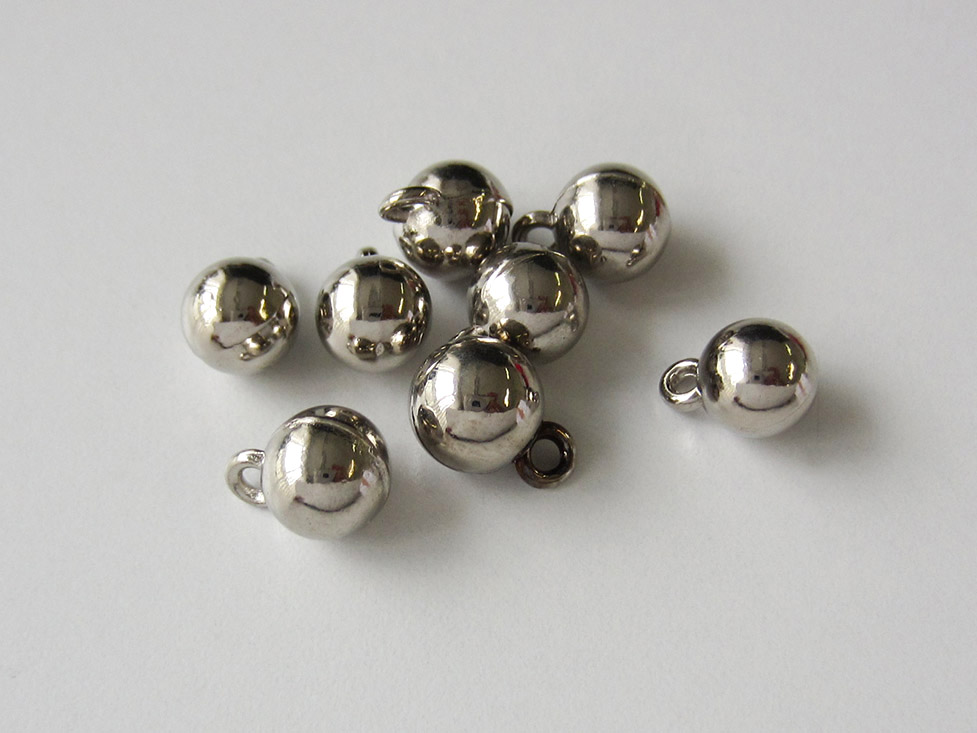 Kleine kugelrunde Metallknöpfe in glänzendem Silber für Blusen