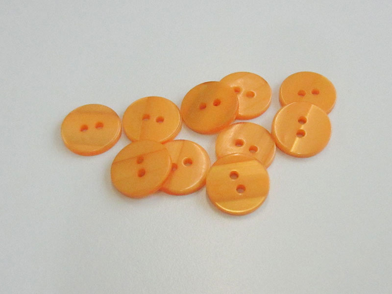 www.Knopfparadies.de - 4219or - Kleine Zweilochknöpfe aus Kunststoff in Orange / Apricot mit Perlmuttschimmer