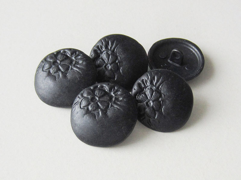 Dunkel eisenfarbene Metall Ösen Knöpfe mit Blumen Motiv